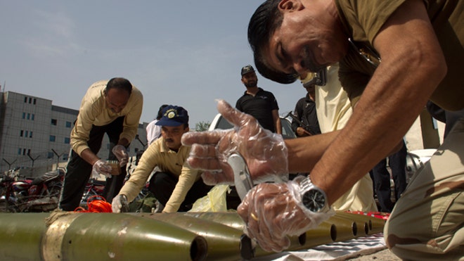 pakistan_bomb_defused_AP